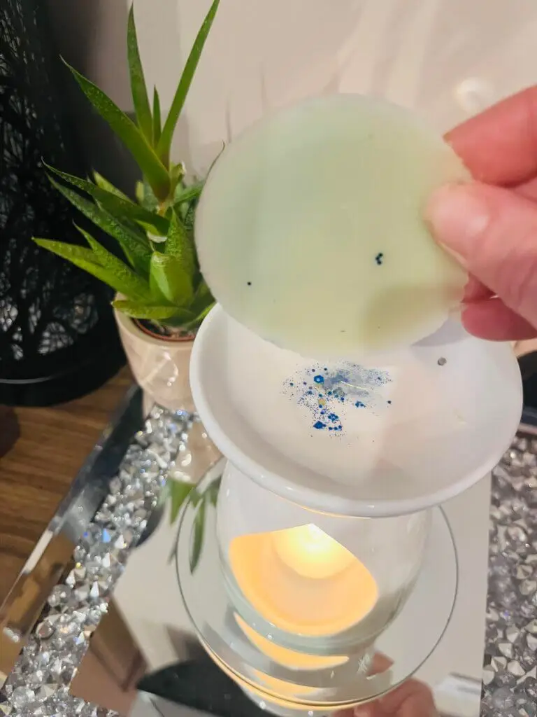 Cleaning a tea light burner